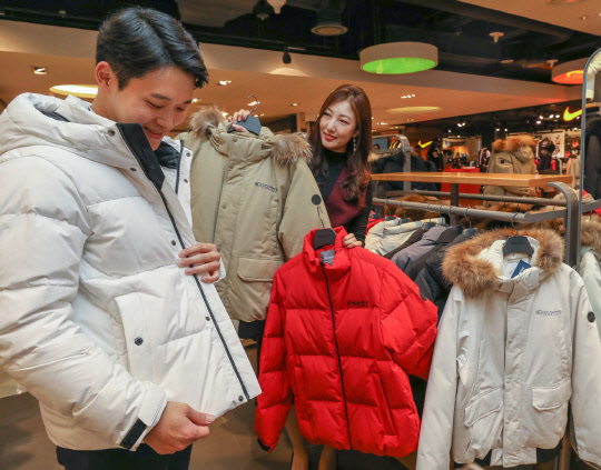 겨울 패딩 트렌드가 롱패딩에서 숏패딩으로 옮겨가고 있다. <현대백화점 제공>